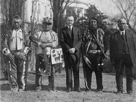 卡尔文·柯立芝总统以原住民代表团形象示人