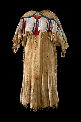 瓦拉·瓦拉（Walla Walla）连衣裙，加利福尼亚州。1860年1880年。俄勒冈州。鹿皮，玻璃珠，贝壳壳，筋骨。135 x 145厘米。（1048）