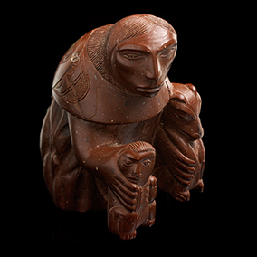 da.axiigang（海达查尔斯·埃德肖（Charles Edenshaw），1839年，1920年），熊母雕刻，加利福尼亚州。1900年。不列颠哥伦比亚省夏洛特群岛。argillite。6 x 7 x 8厘米。（19/6253）