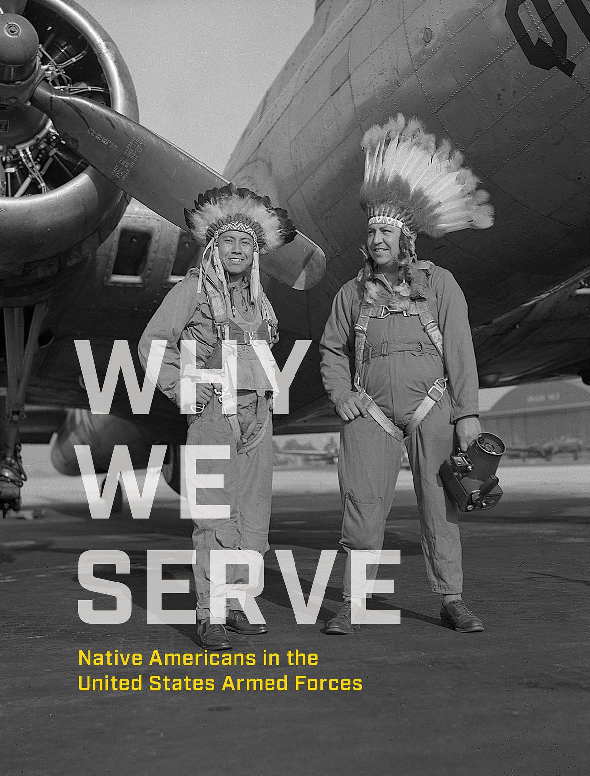 这本书的封面“为什么我们服务”的封面在飞机前，有两名戴着头饰的飞行员戴着头饰