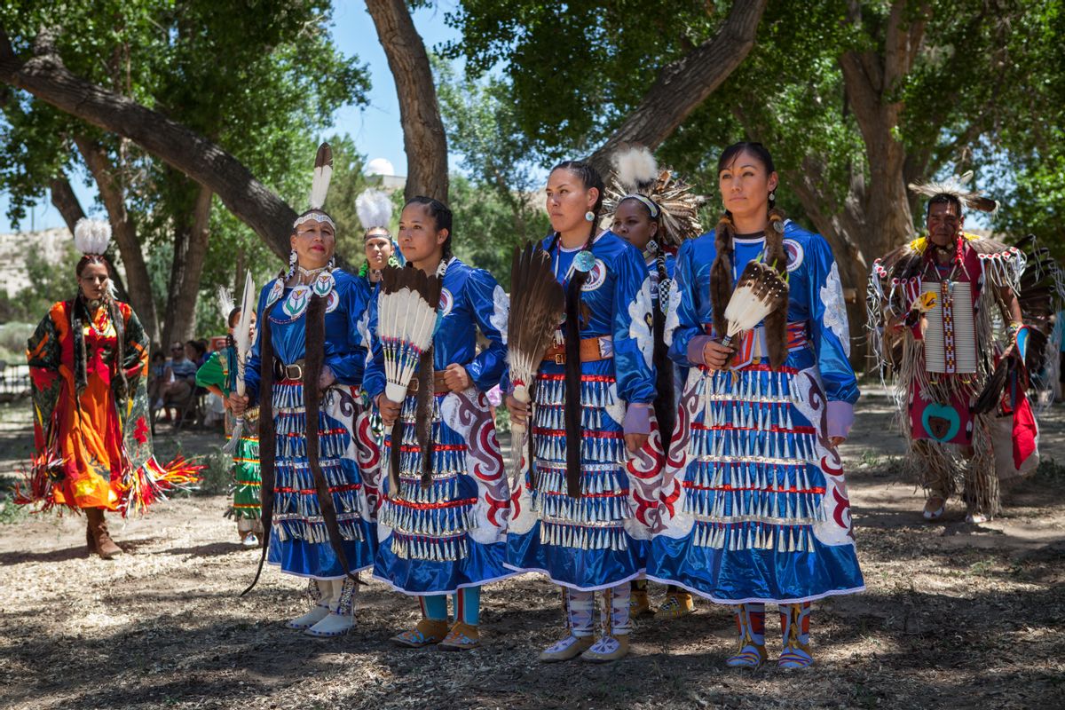 四个穿着叮当连衣裙的美国原住民女战士，在战俘期间领先宏伟的入场券